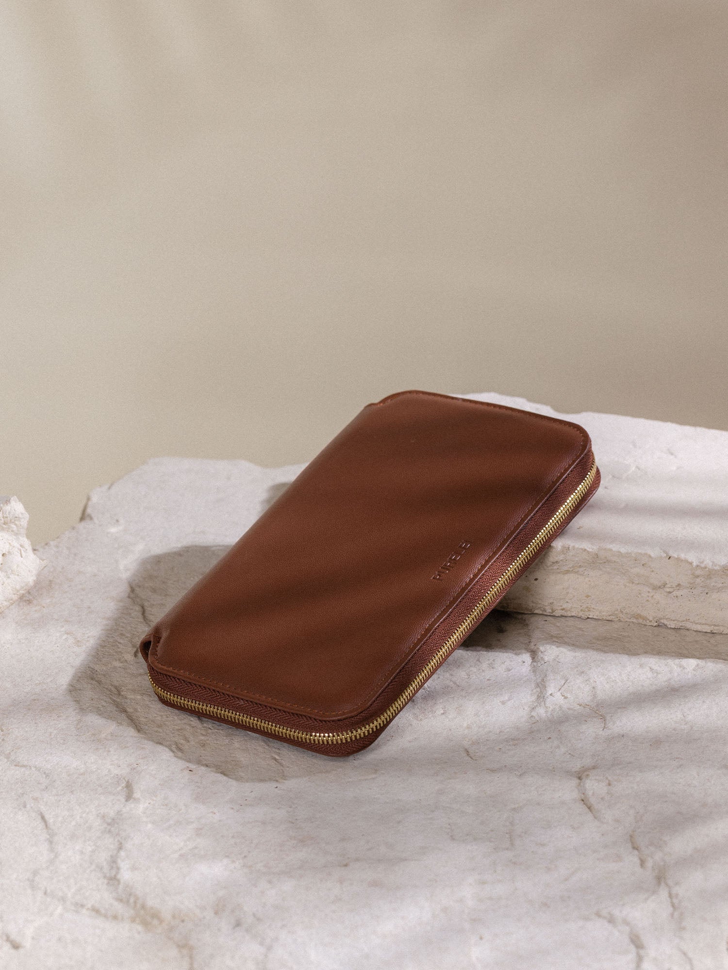 Schmuck Reiseetui braun aus PU Eco Leder auf hellem Stein, elegant und praktisch für unterwegs von PURELEI