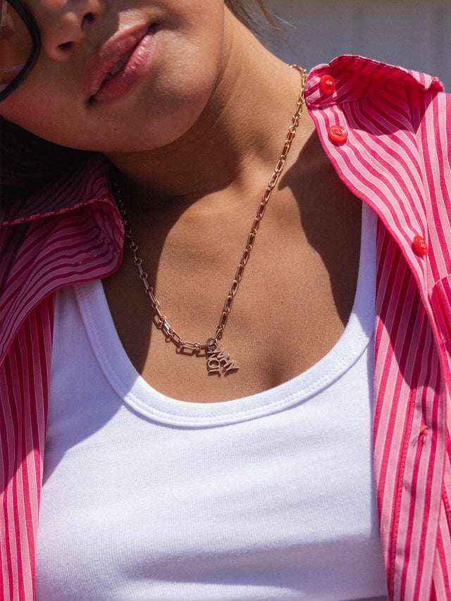 Roségoldene Kette mit Anhänger, getragen auf weißem Top, umgeben von sonniger Stimmung – PURELEI.