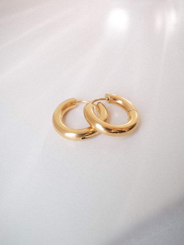 PURELEI Small Glamorous Ohrringe aus 14K vergoldetem Edelstahl, glänzend und elegant, strahlen zeitlose Weiblichkeit aus.