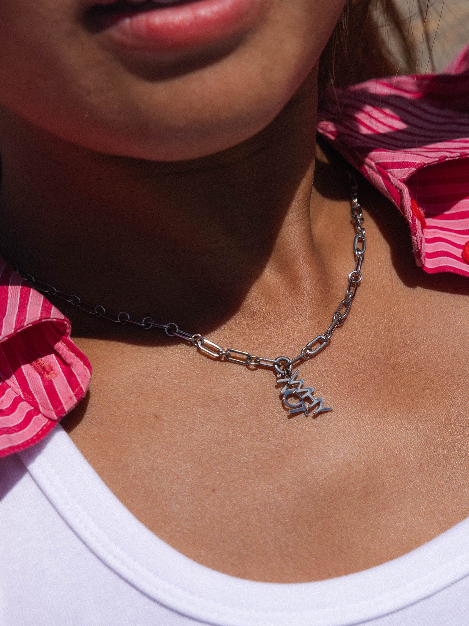 Silberne Kette mit Anhänger, getragen auf nackter Haut, PURELEI inspiriert.