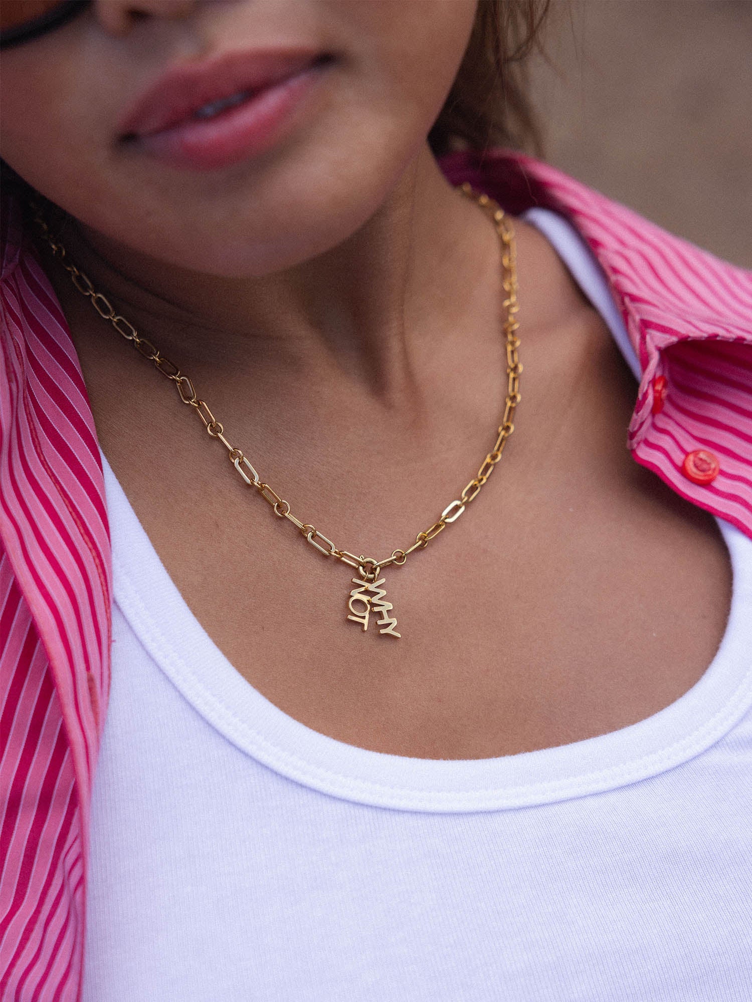 Roségoldene Kette mit Anhänger, getragen auf weißem Shirt, inspiriert von PURELEI.