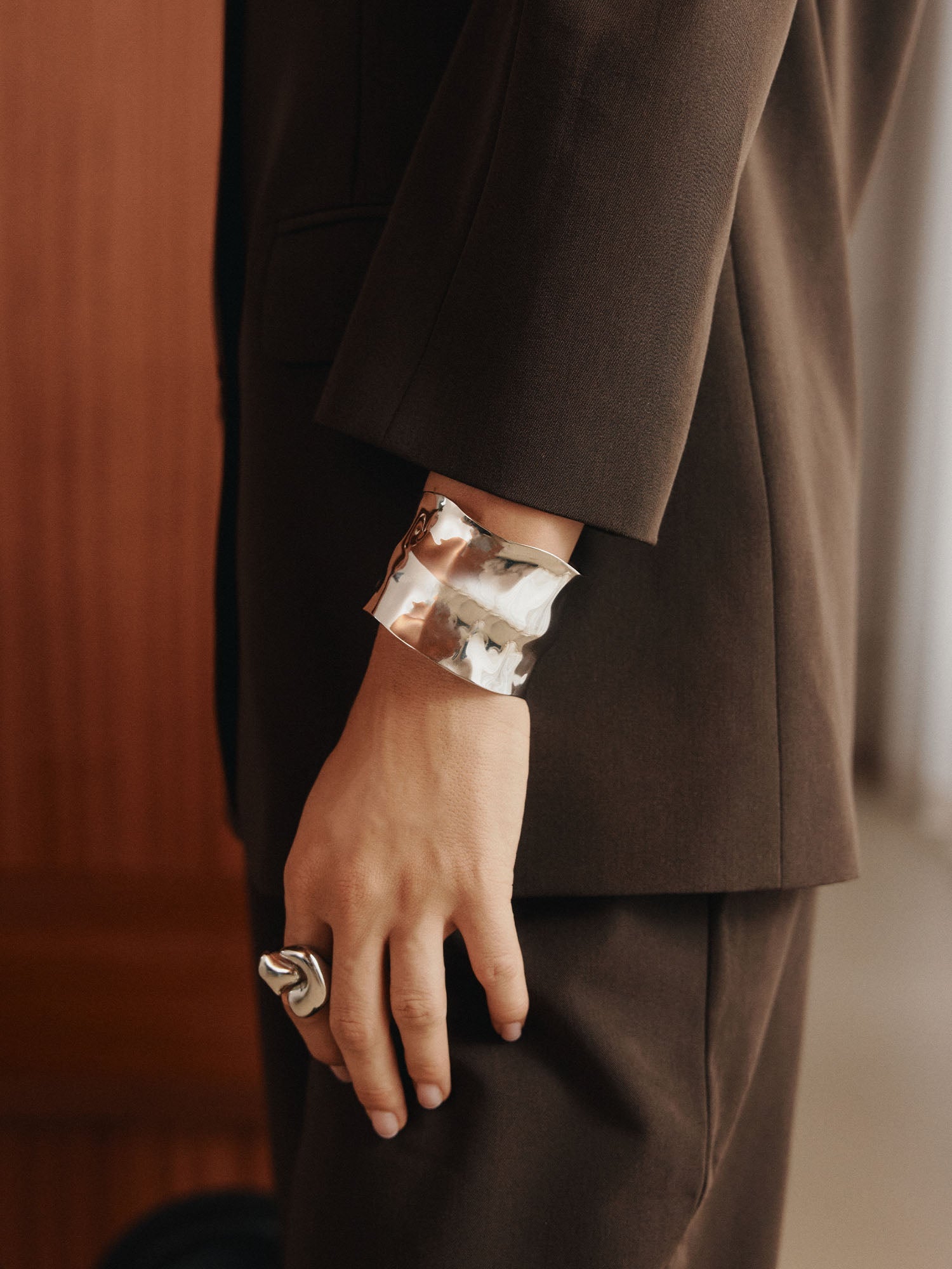 Silbernes, modernes Armband und Ring von PURELEI, elegant und zeitlos.