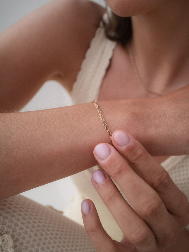 Feines Vintage Armband in Roségold, gedrehtes Design, zart am Handgelenk, PURELEI – elegant und feminin.