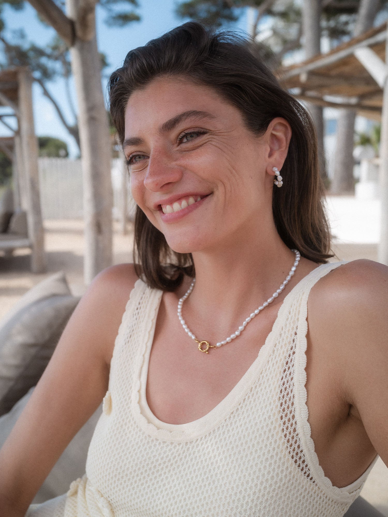 Organic Pearl Perlenohrringe mit natürlich geformten Süßwasserperlen, goldfarben, PURELEI-typisch elegant und feminin.