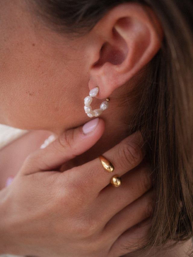 PURELEI Organic Pearl Perlenohrringe aus vergoldetem Edelstahl mit natürlichen Süßwasserperlen am Ohr getragen