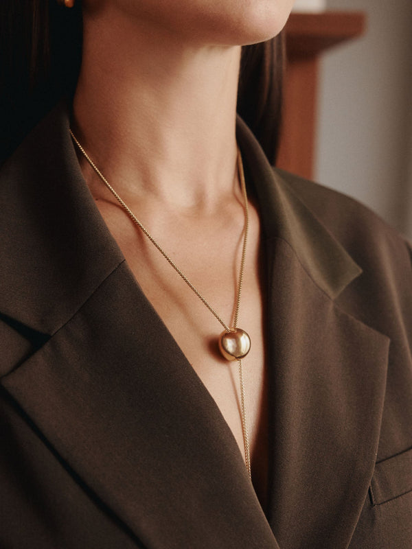 Roségoldene Kette mit runden Anhänger, elegant am Hals getragen, PURELEI.