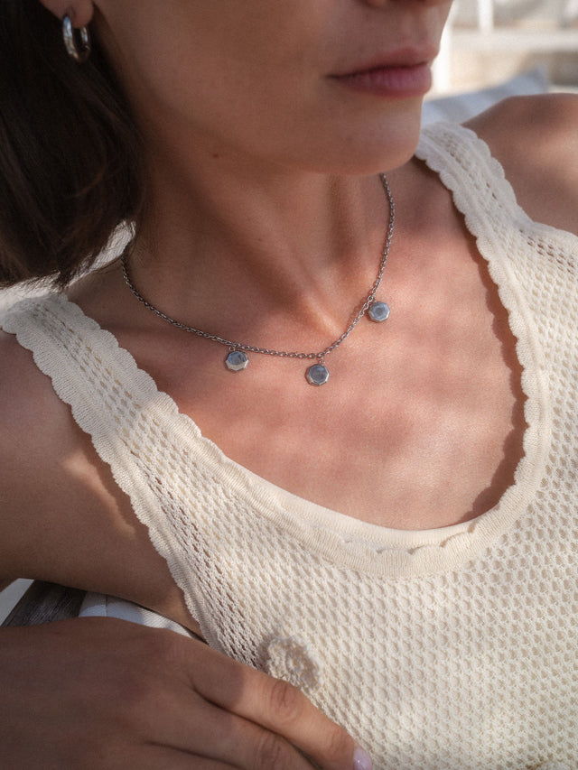 Edelstahl-Silberkette Eternal Kette mit drei achteckigen Anhängern, zart und elegant am Dekolleté von PURELEI.