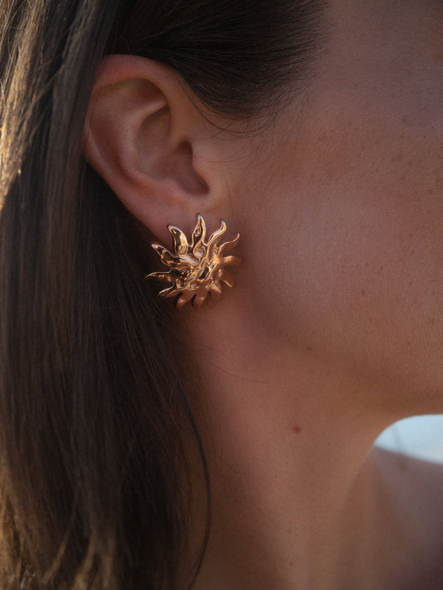 PURELEI Iconic Sun Ohrringe in warmem Roségold mit strukturierter Sonnenform, elegant und femininer Island-Spirit