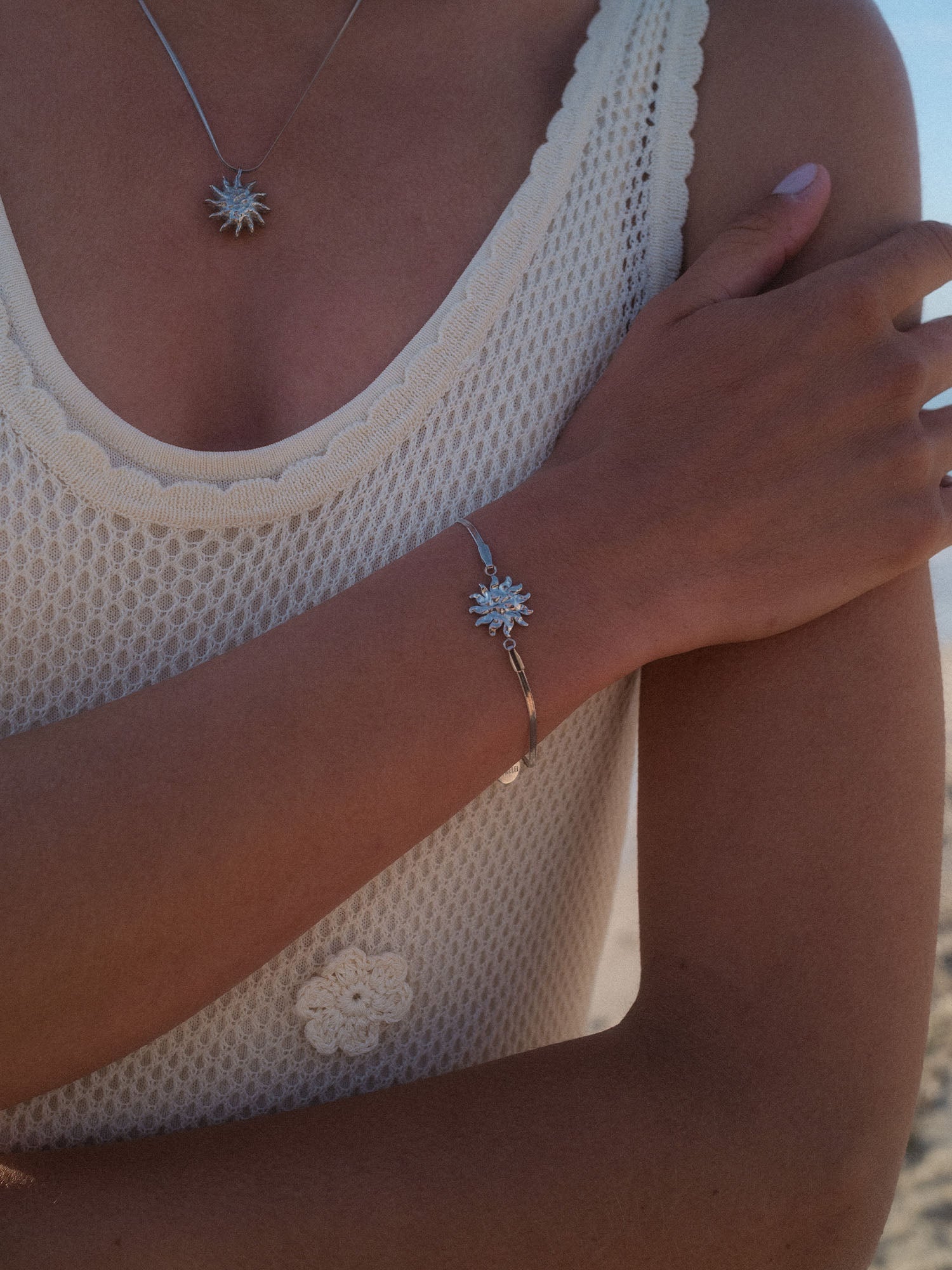 PURELEI Iconic Sun Armband in Silber mit filigranem Snake-Chain und strahlendem Sonnen-Charm am Handgelenk.