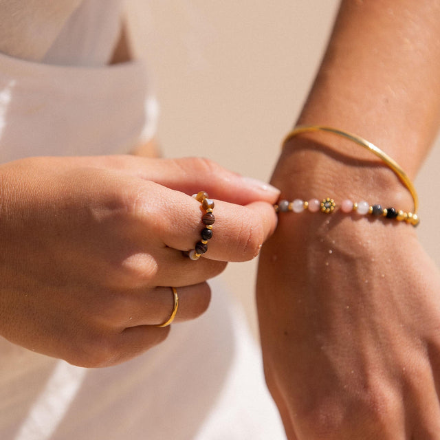 PURELEI Anxiety Mahina Club Mokupuni Ring mit Natursteinperlen und goldfarbenem Edelstahl in eleganter, warmer Inszenierung.