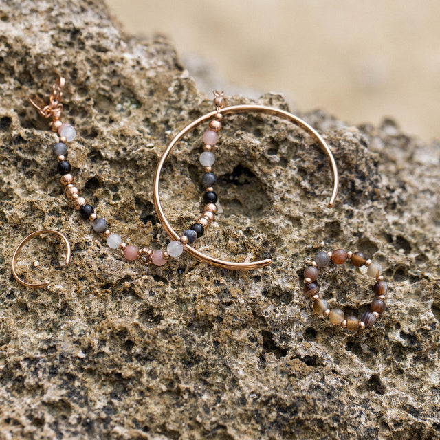 Anxiety Mahina Club Mokupuni Ring in Roségold mit Natursteinperlen auf rauem Stein, PURELEI Schmuck, nickelfrei.