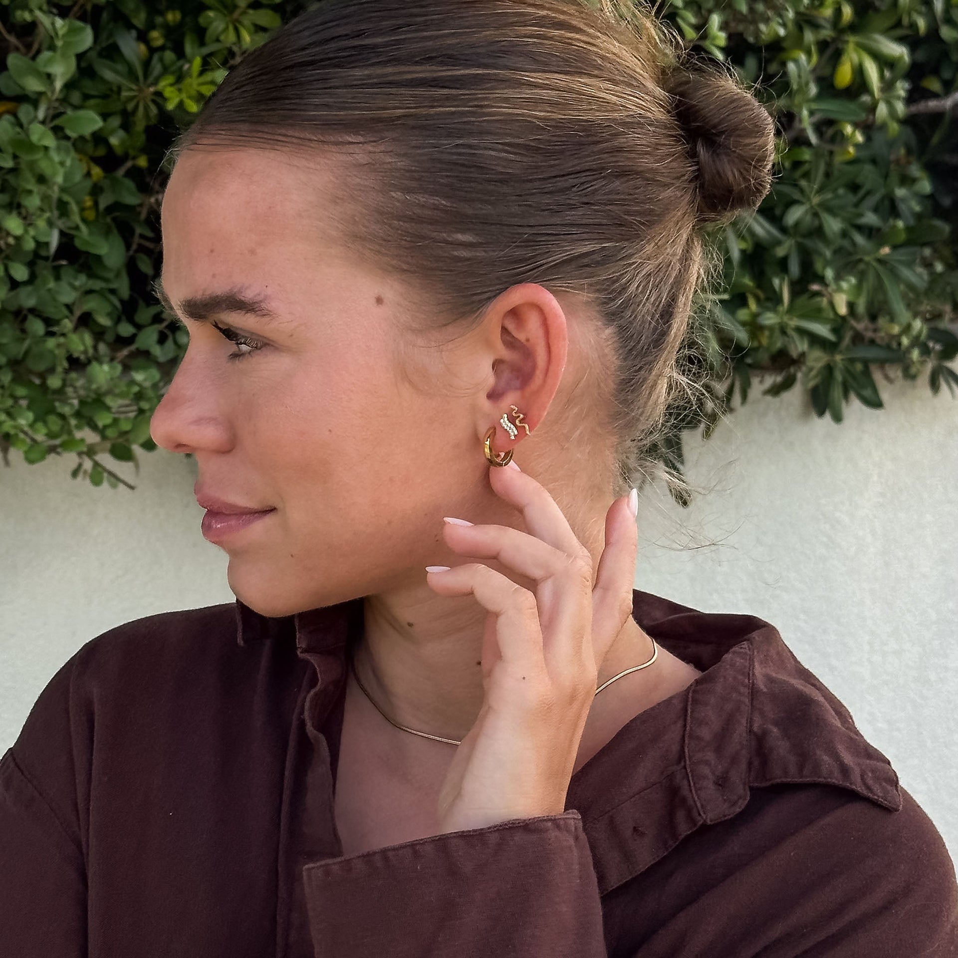 PURELEI Wave Piercing aus gold-vergoldetem Edelstahl mit zarten Zirkonia, warm und elegant am Ohr getragen.