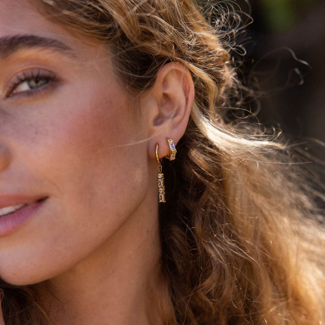 Goldene Creolen mit Anhänger, elegant und feminin, von PURELEI.