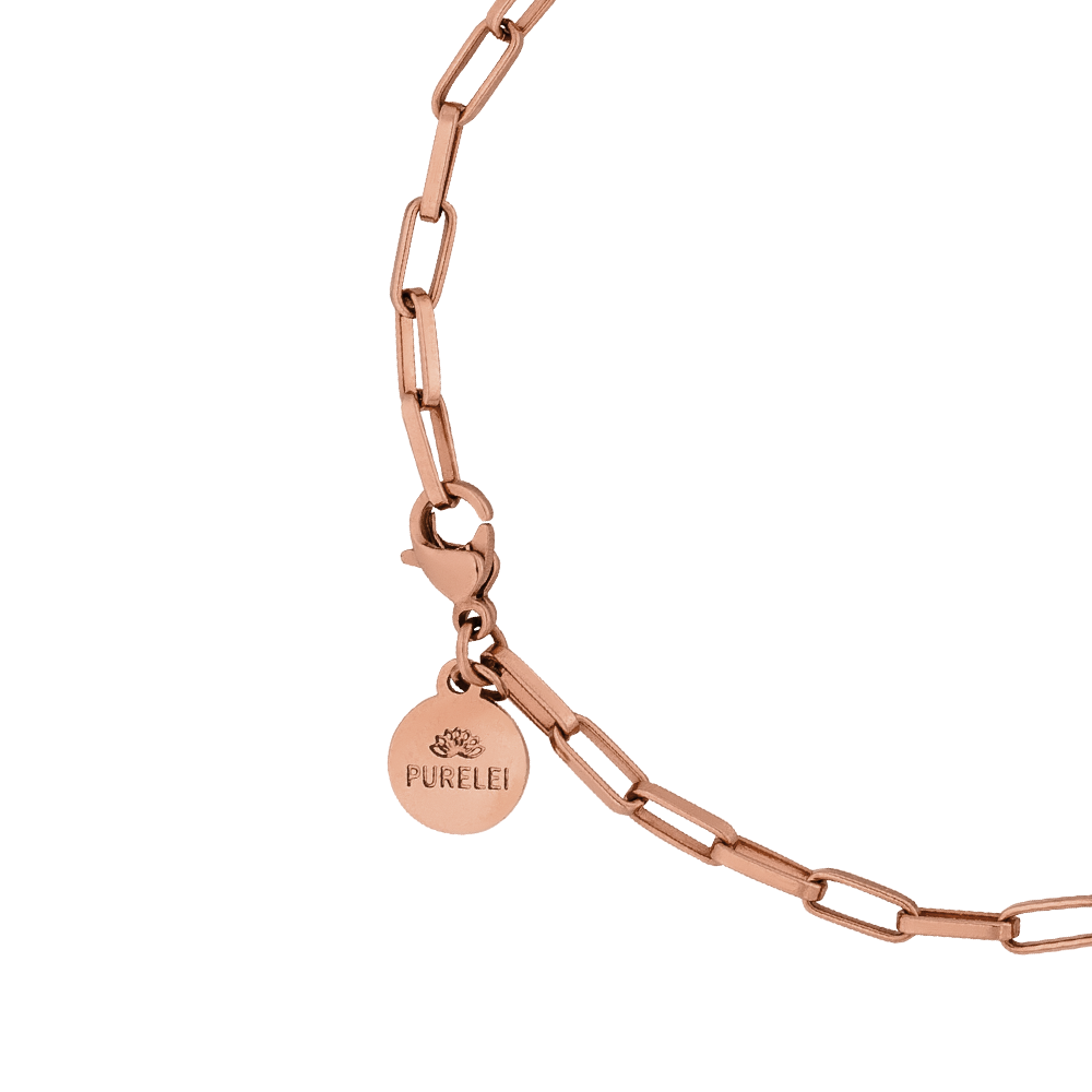 Waina Armband aus 18K rosévergoldetem Edelstahl mit feiner Kettengliederung und PURELEI Logo-Anhänger, elegant und feminin