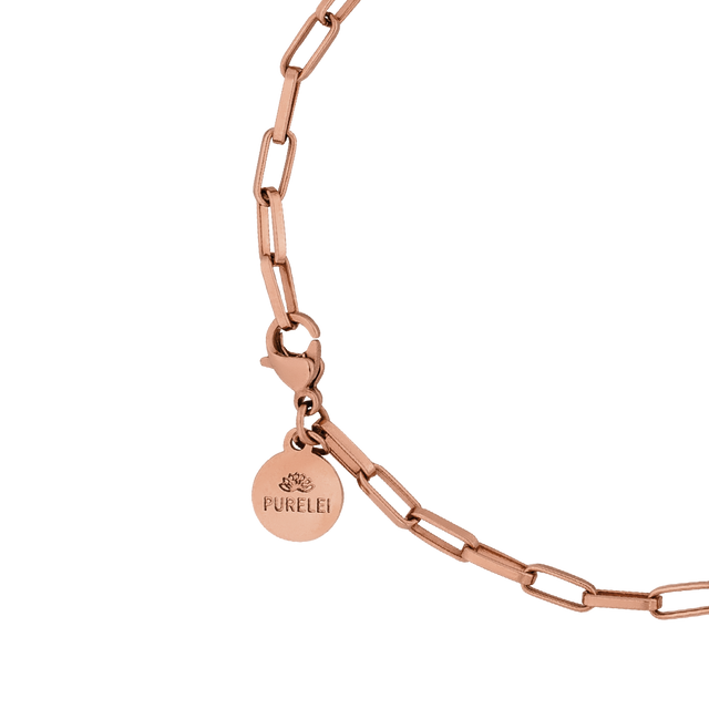 Waina Armband aus 18K rosévergoldetem Edelstahl mit feiner Kettengliederung und PURELEI Logo-Anhänger, elegant und feminin