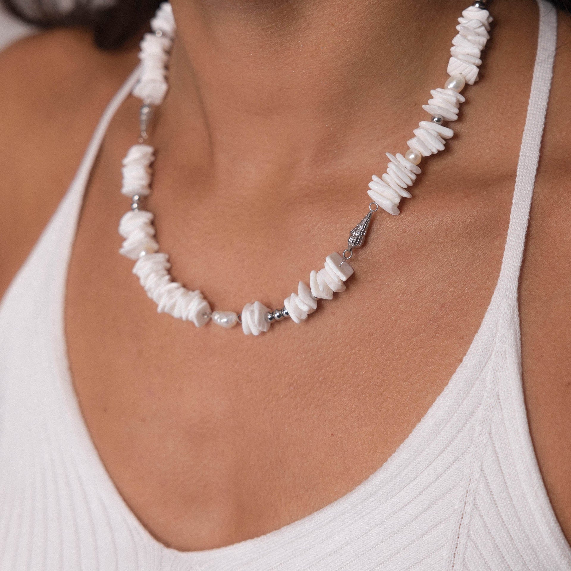 PURELEI Wela Kette mit weißen Muschelstücken und Perlen, silberfarben, getragen, eleganter Insel-Charme, nickelfrei.