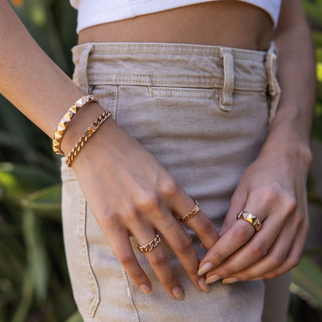 Be You Ring von PURELEI, goldvergoldeter Edelstahl mit Nieten, edgy Design am Hand, warm und elegant inszeniert.