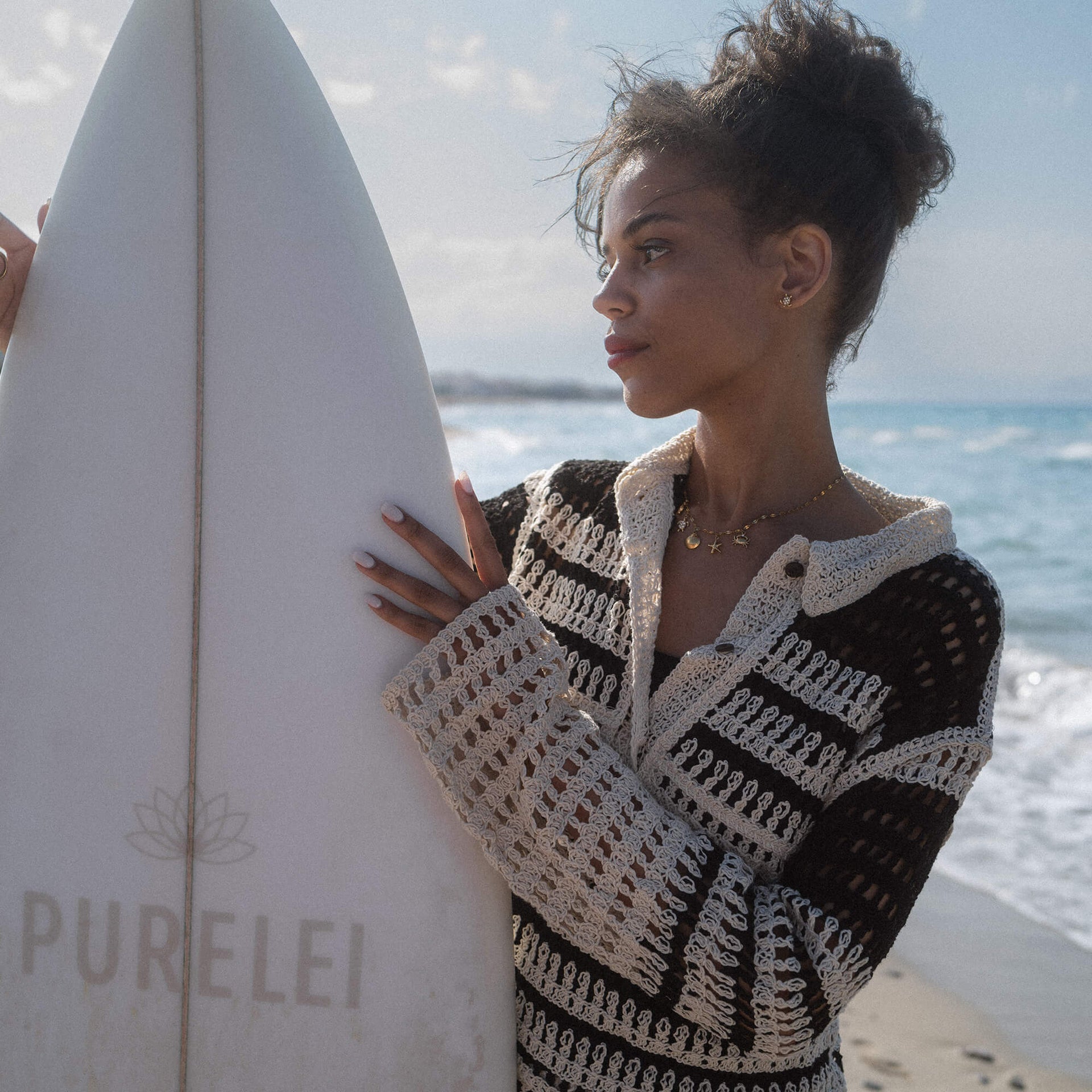 Feminine, schwarze und weiße Strickjacke am Strand, PURELEI inspiriert.