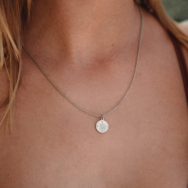 PURELEI Compass Kette in Silber mit feinem Kompass-Anhänger, getragen am Dekolleté, elegant und zeitlos.