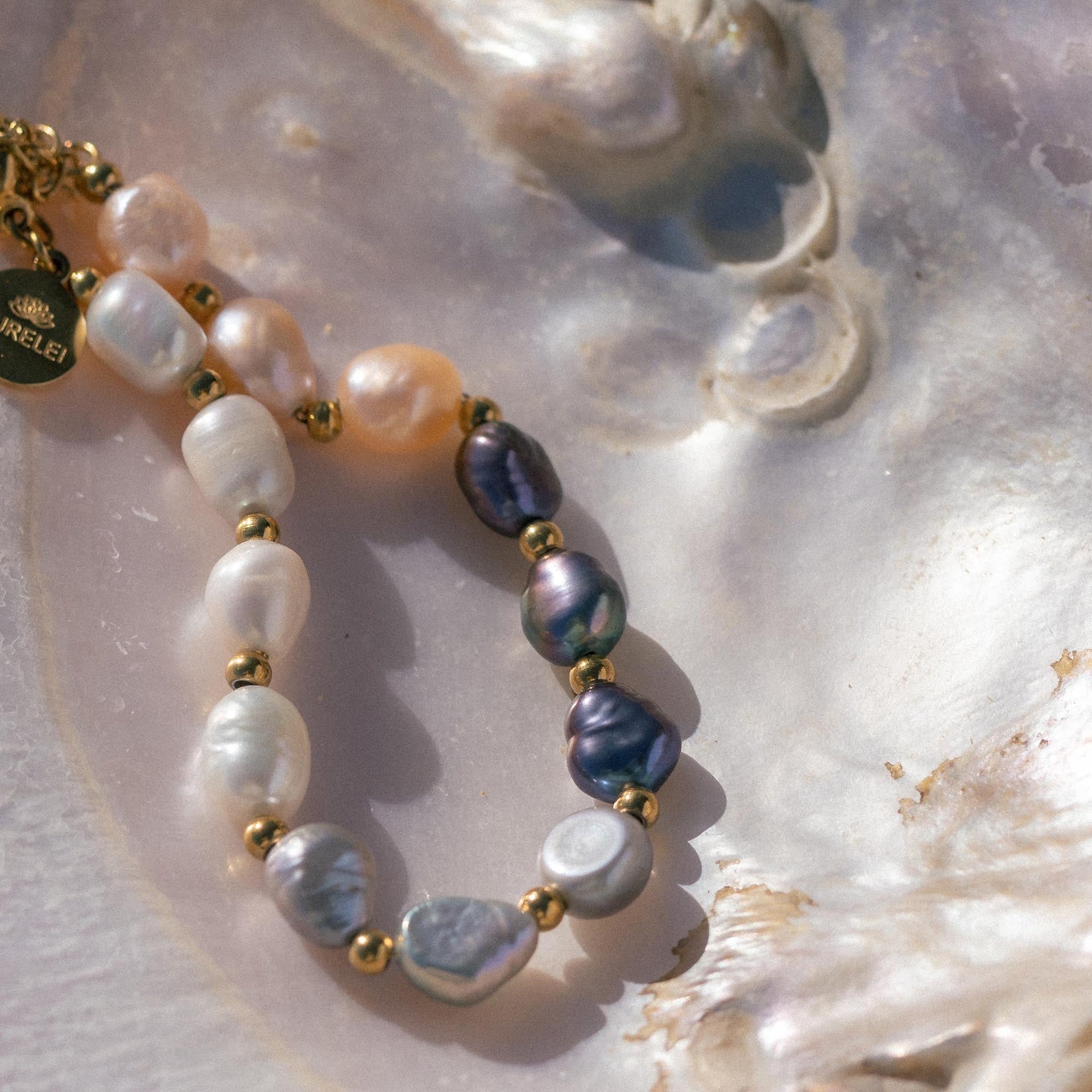 Perlenarmband in sanften Tönen mit goldenen Akzenten von PURELEI, elegant und natürlich.