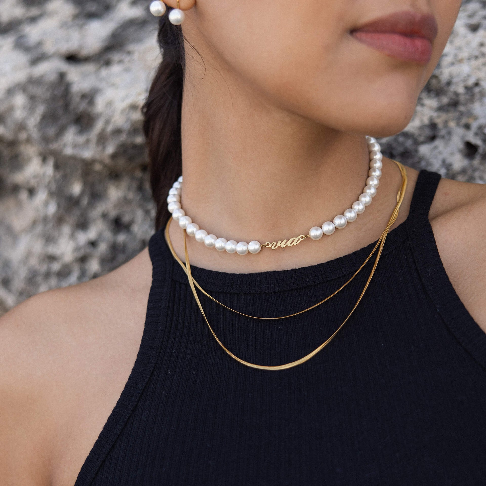 Elegante PURELEI Kette mit weißen Perlen und goldenen Elementen, feminin und stilvoll.