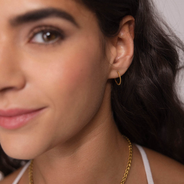 PURELEI Olani Creolen aus 18K vergoldetem Edelstahl, minimalistisch, elegant am Ohr getragen, natürliche Ästhetik.