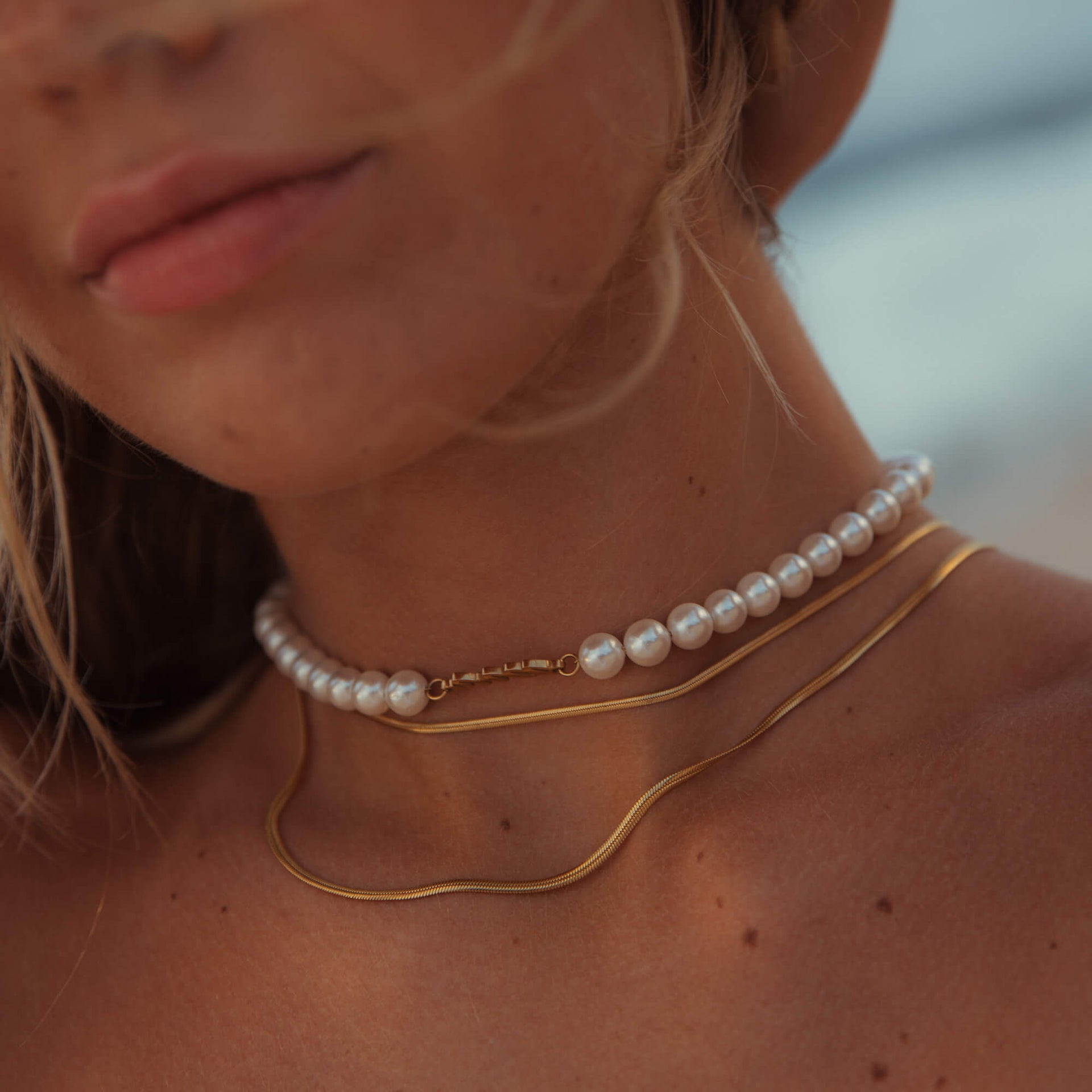 Perlen- und goldene Kette von PURELEI, elegant und feminin, perfekt für den Sommer.