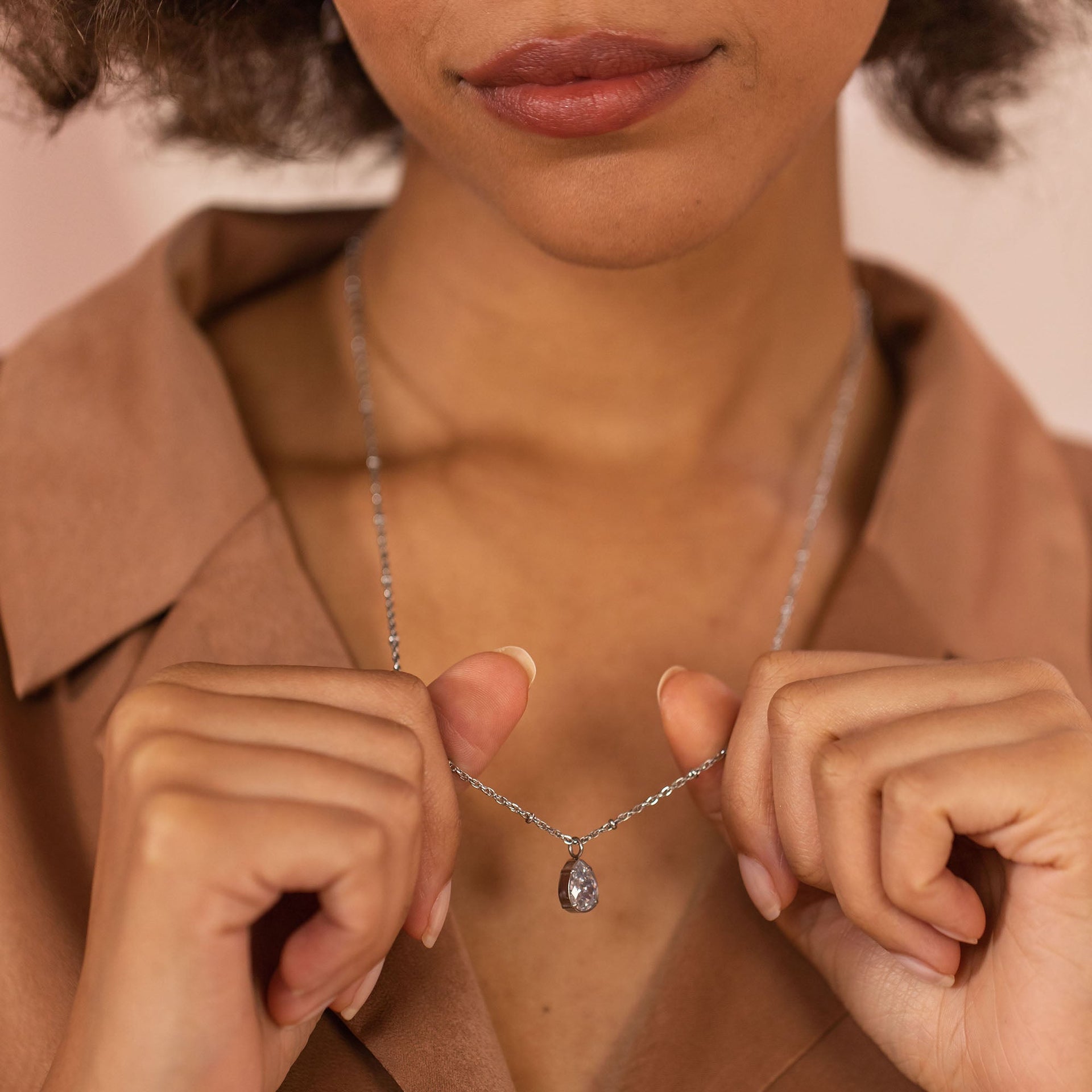 Silberne Kette mit tropfenförmigem Anhänger, getragen von einer Frau, PURELEI.