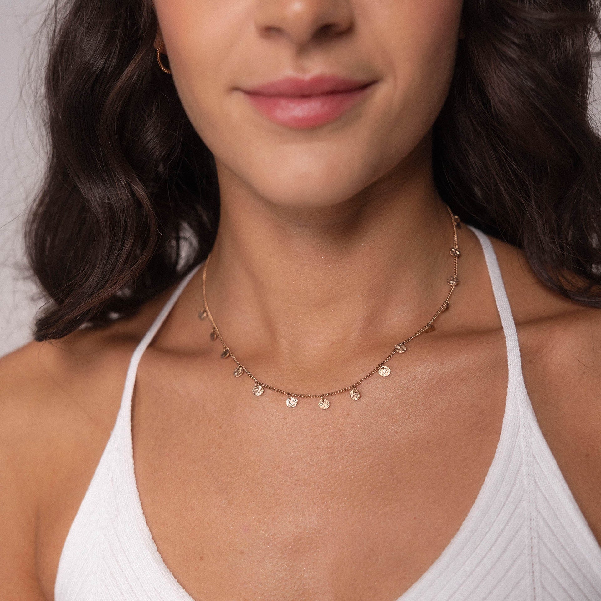 PURELEI Malihini Kette aus 18K Gold mit kleinen Coins, fein und elegant am Hals getragen, feminin und zeitlos