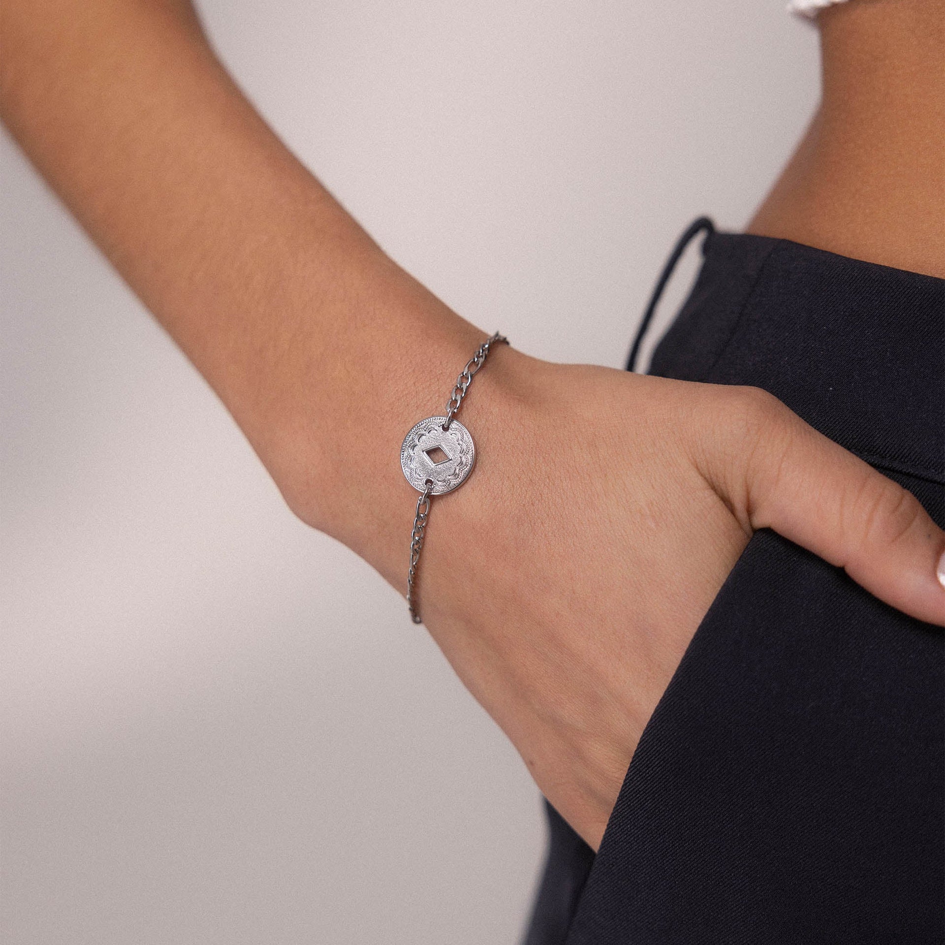 Lolani Armband in Silber mit hawaiianischem Coin am Handgelenk, elegant und feminin, PURELEI Schmuck.