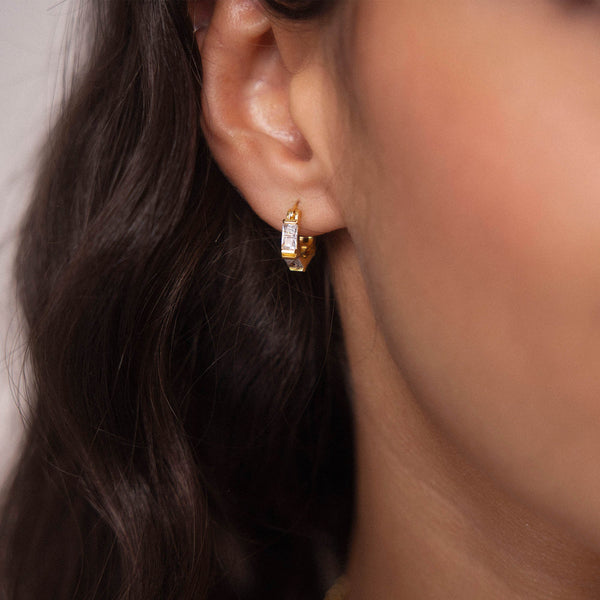 Roségoldene Ohrringe mit klaren Steinen, elegant und feminin, von PURELEI.