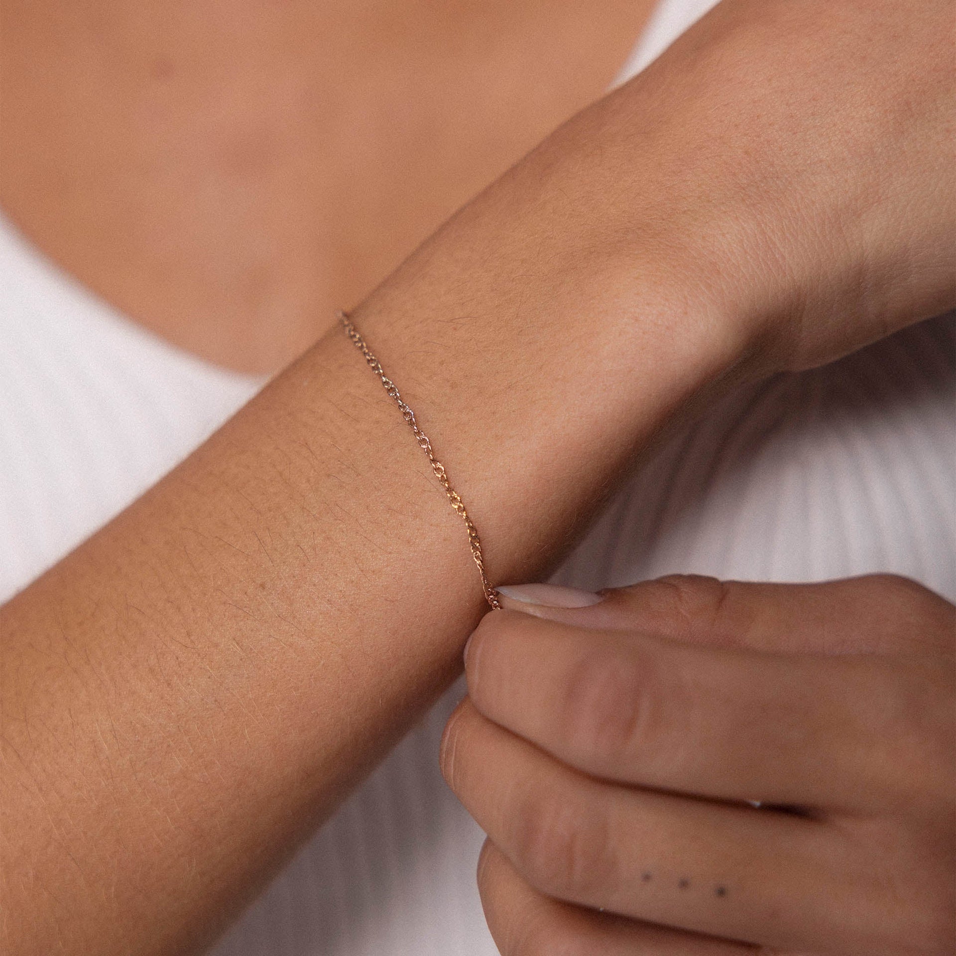 PURELEI Kaula Armband aus 18K Roségold-Edelstahl, feines gedrehtes Design, zart am Handgelenk, elegant und schlicht.