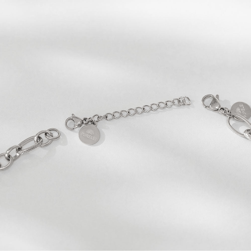 Silberner Extender Universal Kette aus Edelstahl mit PURELEI-Logo, elegant und zeitlos für individuellen Layering-Style.