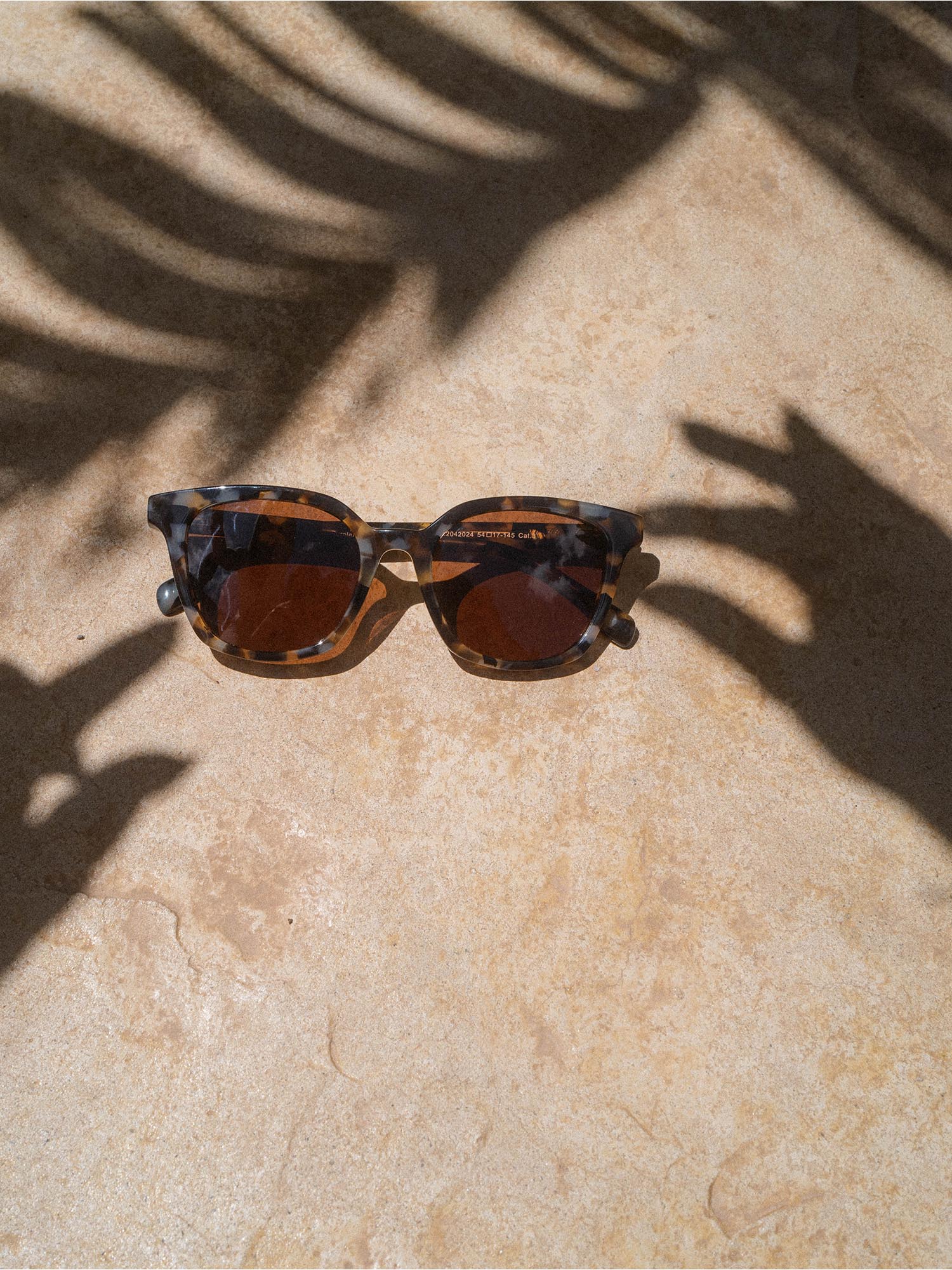 Coconut Bay Sonnenbrille im tortoise Look aus Acetat mit UV400-Schutz, PURELEI Logo, inspiriert von Island-Spirit.