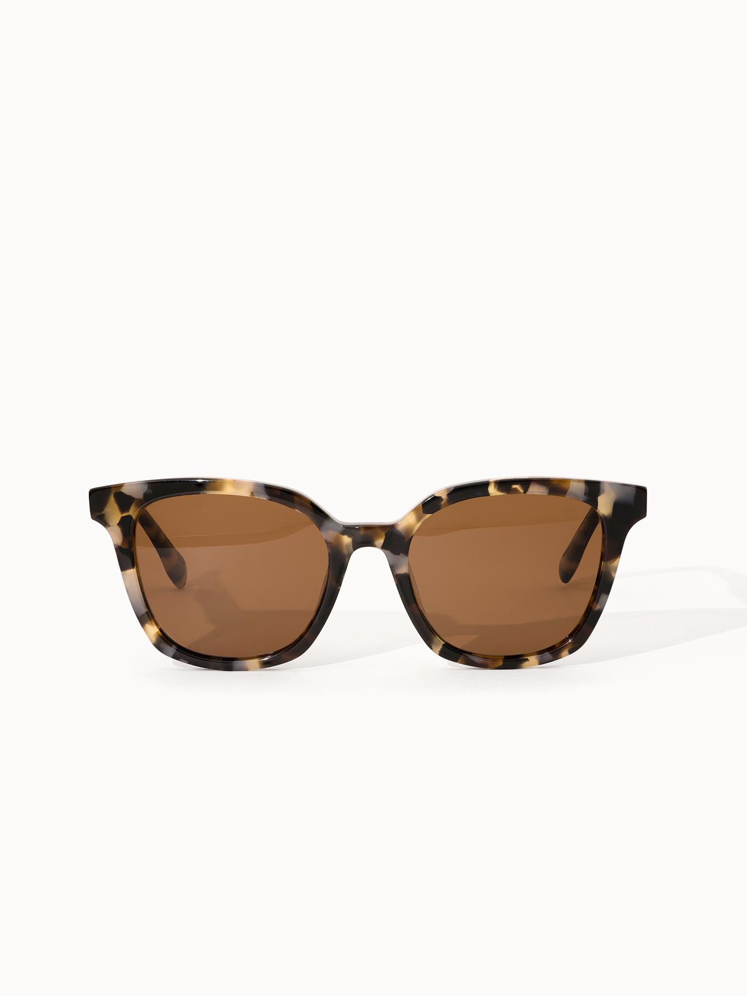 Coconut Bay Sonnenbrille von PURELEI im beige-braunen Tortoise-Look mit rechteckigem Rahmen, elegant und zeitlos.