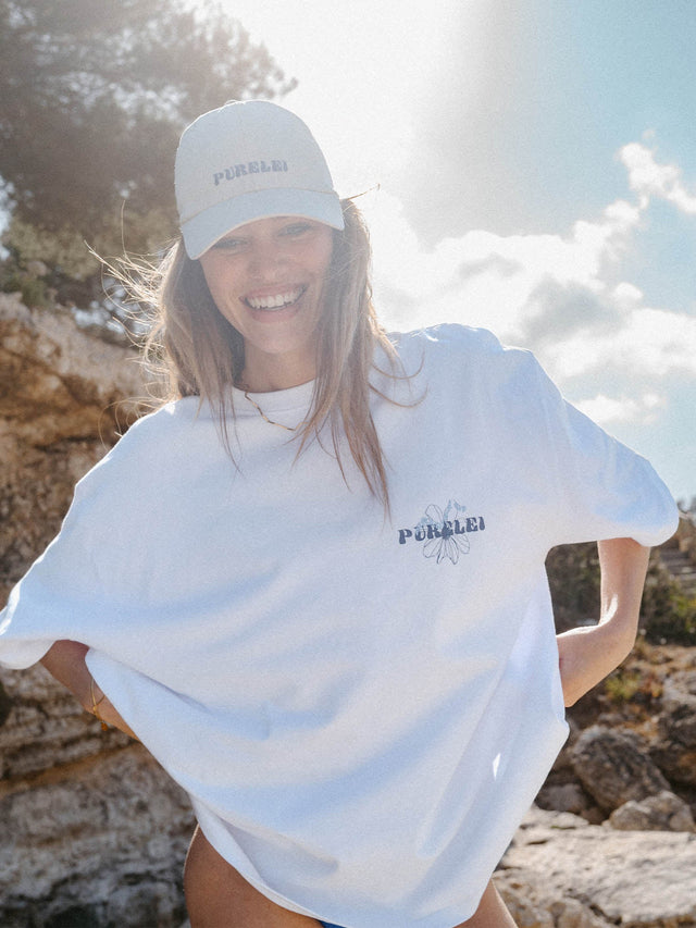 Weißes Blue Paradise T-Shirt mit blauem Hibiskusprint, oversize geschnitten, PURELEI für tropische Leichtigkeit und Eleganz