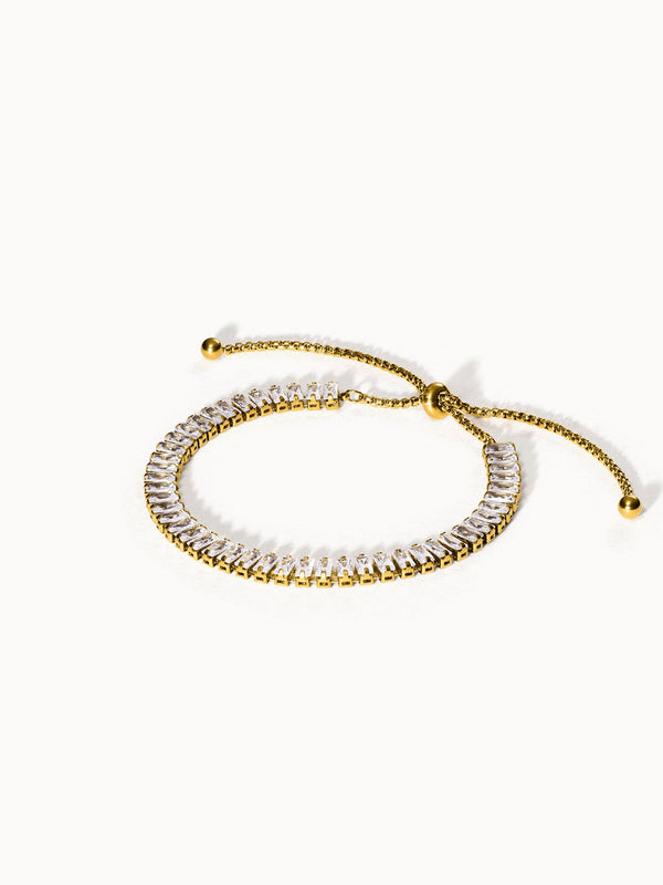 Goldenes Armband mit klaren Kristallen, elegant und funkelnd, von PURELEI.