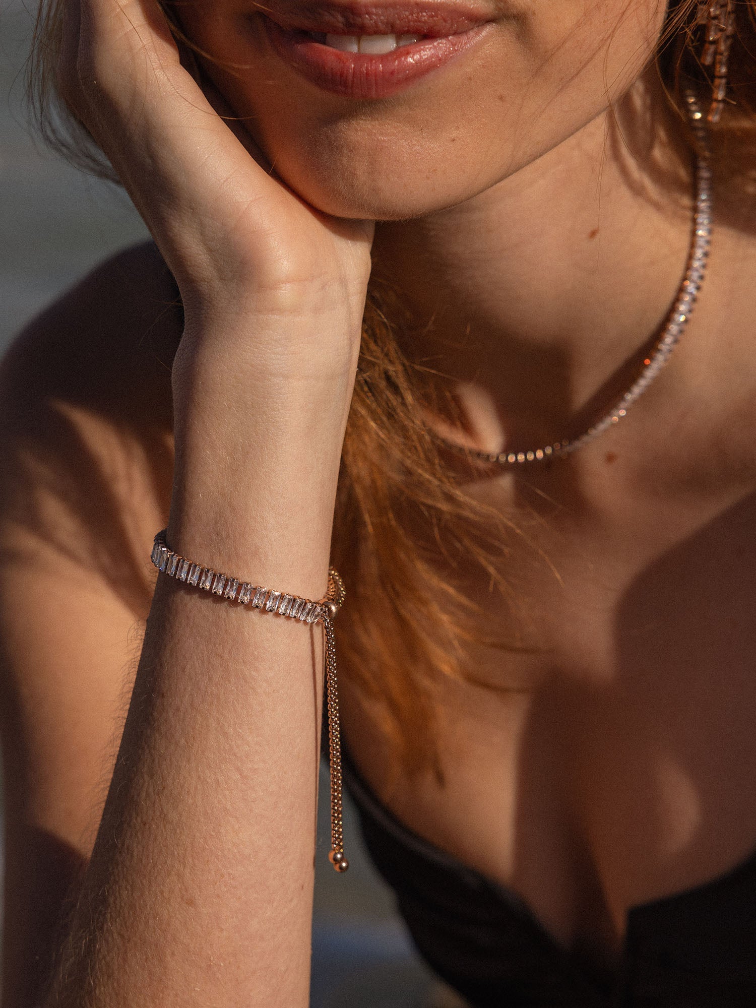 Roségoldenes Armband mit klaren Linien, getragen in warmem Licht, von PURELEI.