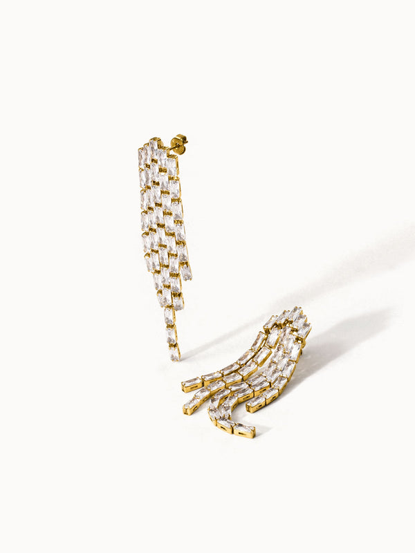 Goldene Ohrringe mit klaren, funkelnden Steinen von PURELEI, elegant und modern.