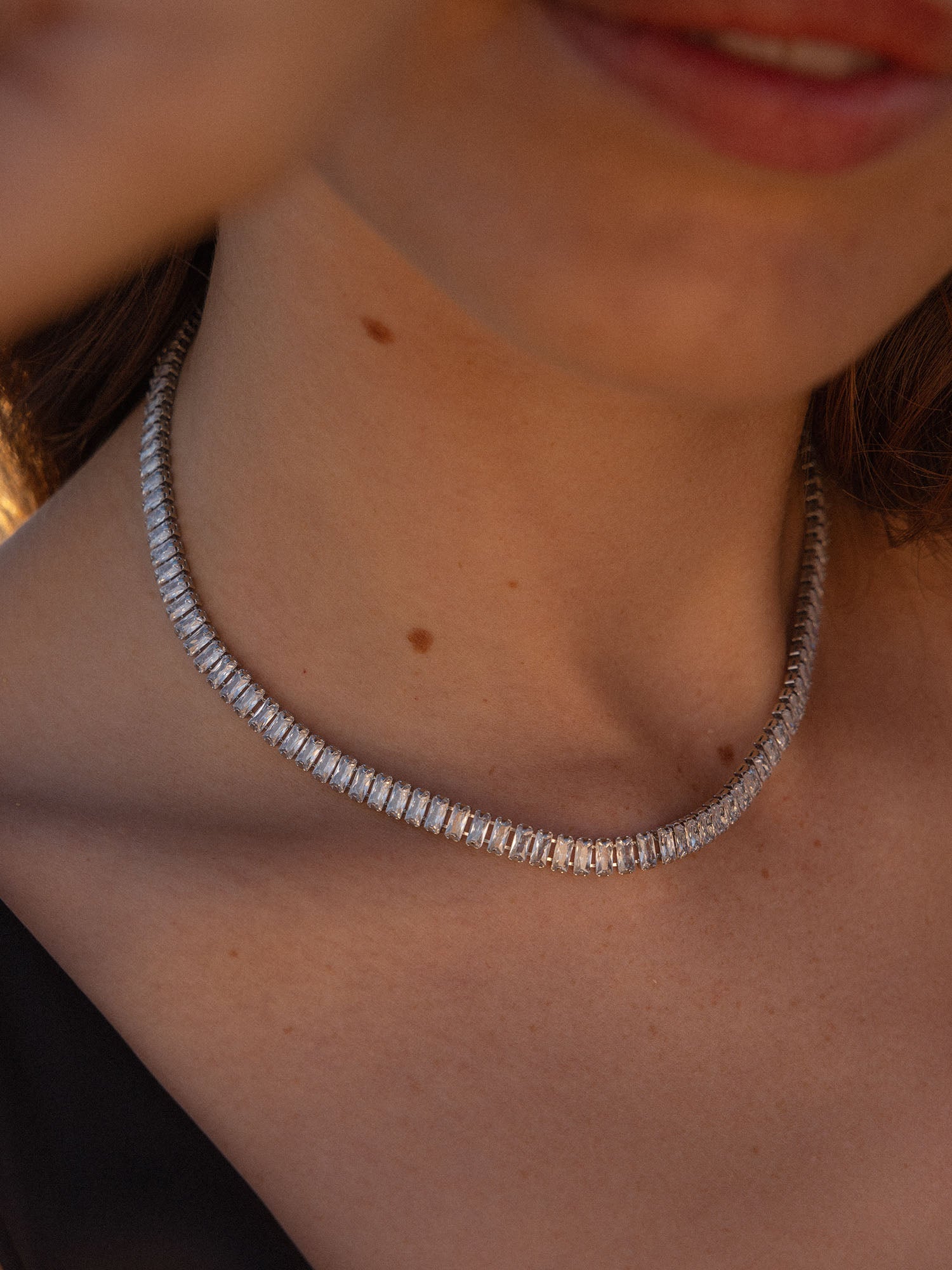 Elegante, silberne PURELEI Halskette mit funkelndem Design, getragen am Hals.