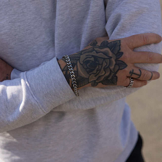 Silbernes Armband aus Edelstahl, lässig am Handgelenk getragen, PURELEI Stil.