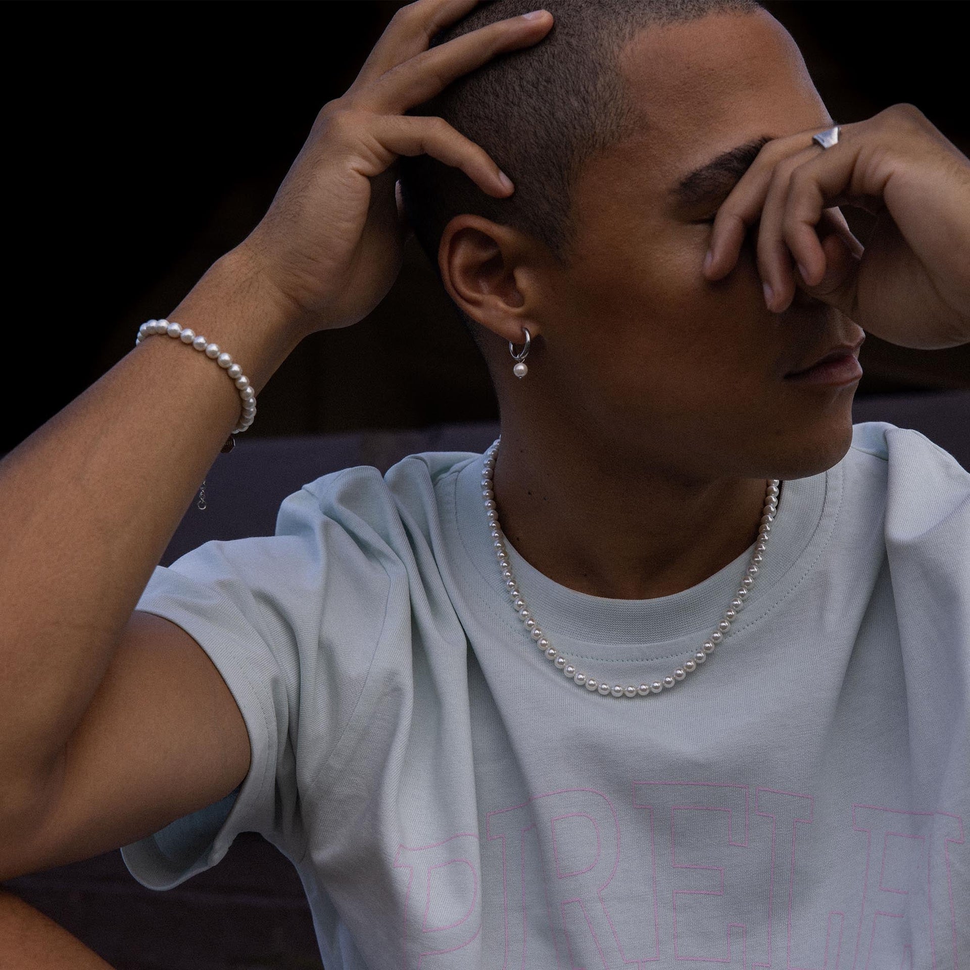 Perlenkette und Armband von PURELEI, elegant und zeitlos, in sanften Weißtönen.