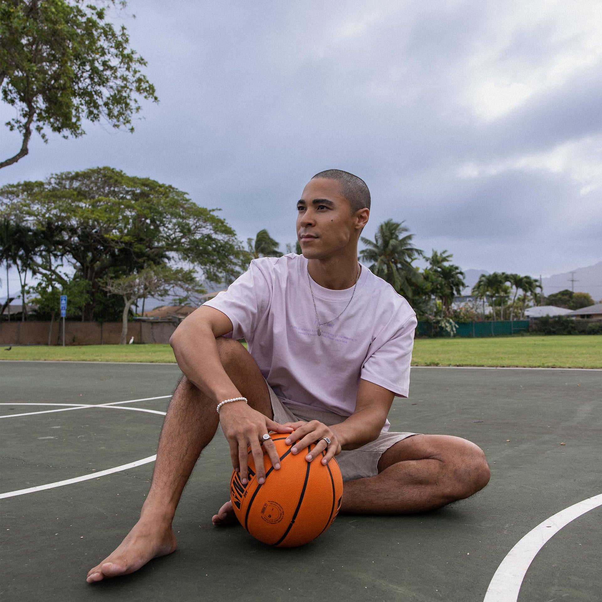 PURELEI Compass Men Kette aus vergoldetem Edelstahl mit Kompass-Anhänger, clean & elegant, getragen im urbanen Outdoor-Setting