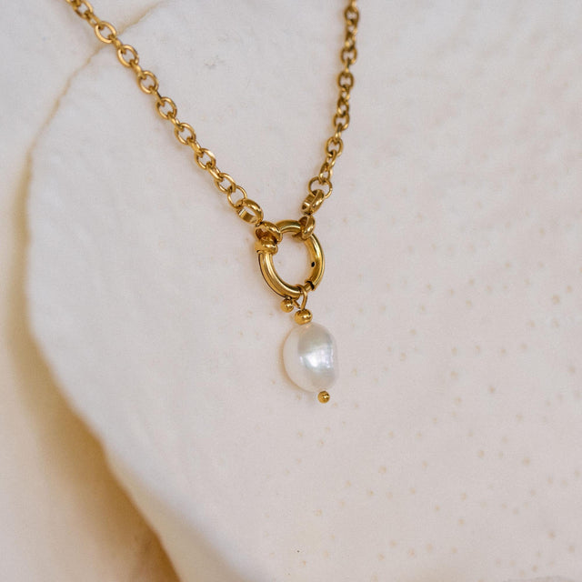 Goldene Kette mit Muschel-Anhänger, PURELEI, elegant und feminin.