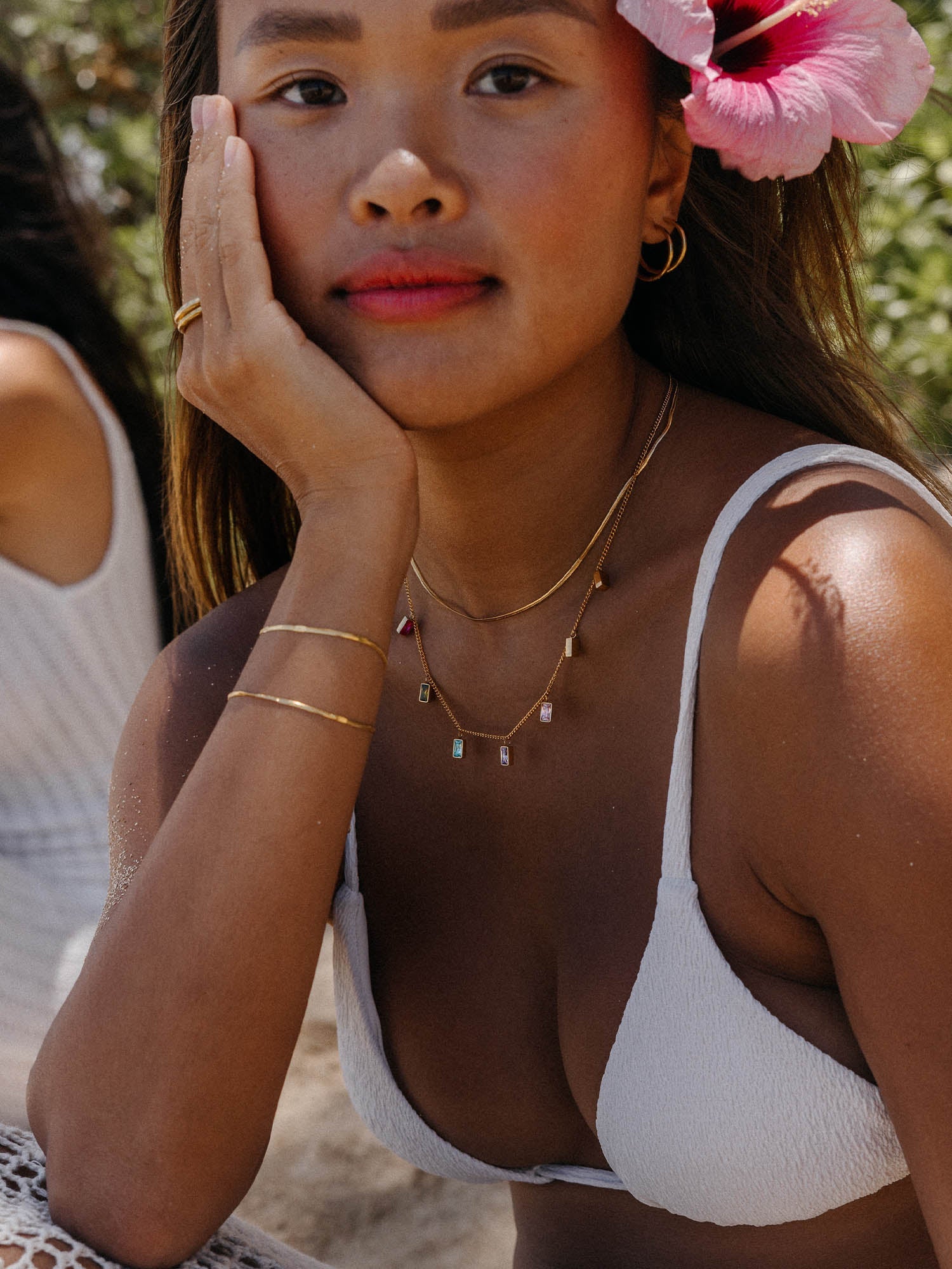 Rainbow Kette von PURELEI mit bunten Zirkonia-Steinen in vergoldetem Edelstahl, sommerlich und elegant getragen