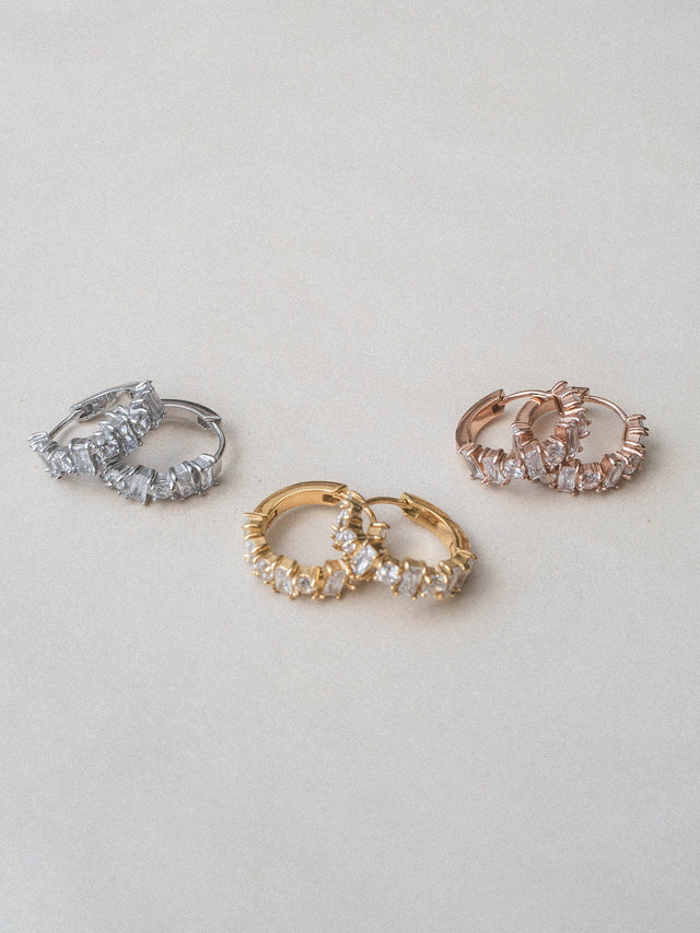 Chic Ohrringe PURELEI Creolen in Gold, Silber und Roségold mit weißen Zirkonia-Steinen, elegant und feminin.