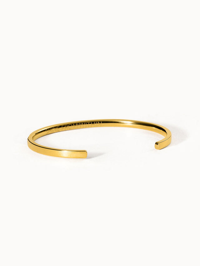 Elegantes, goldenes Armband von PURELEI mit minimalistischer Form und glänzender Oberfläche.