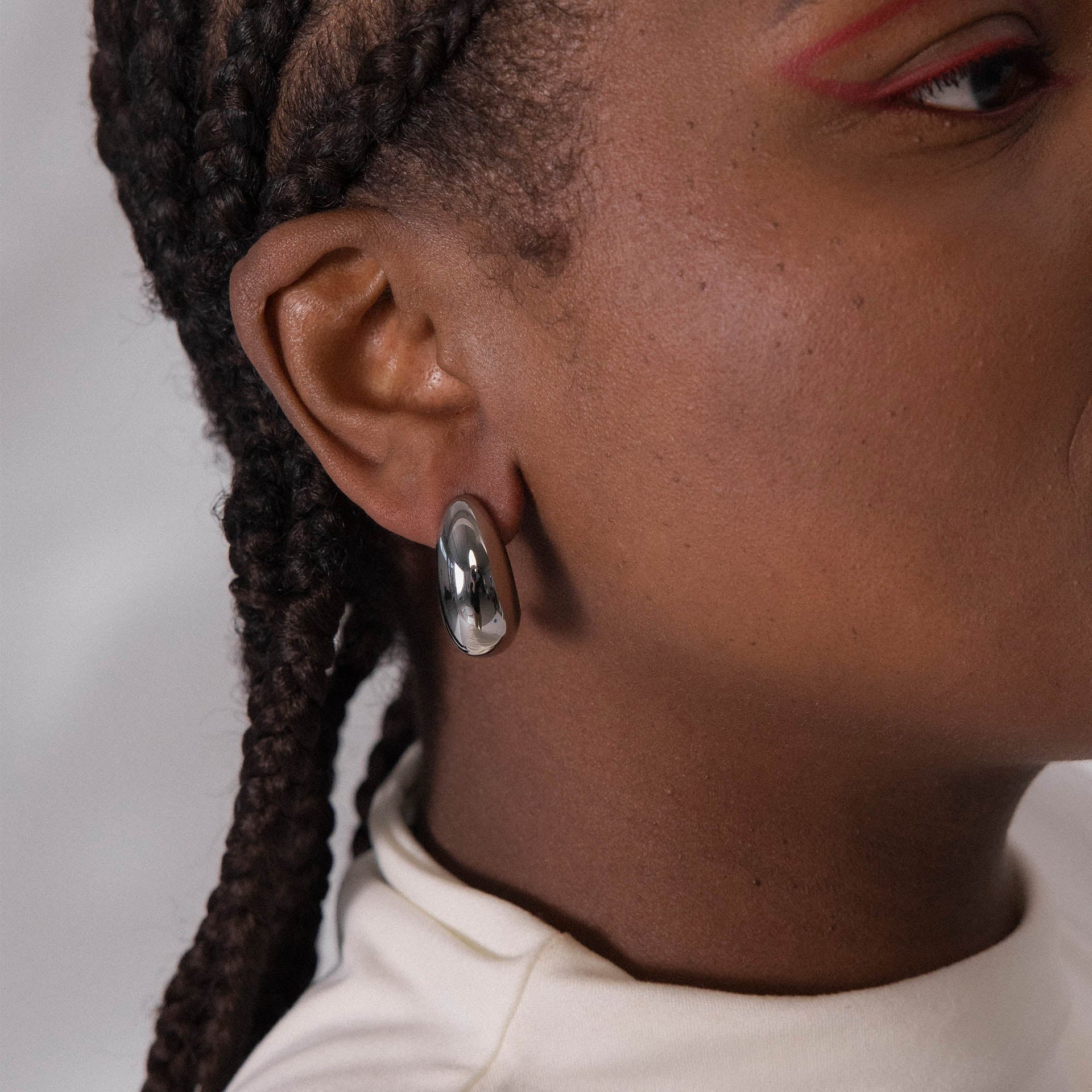 Große tropfenförmige Big Drop Ohrringe aus nickelfreiem Silber mit glänzendem Finish, PURELEI-Ästhetik.