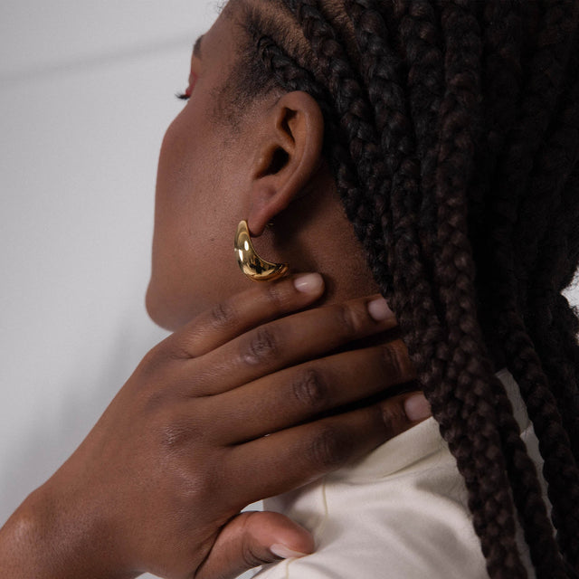 Big Drop Ohrringe aus 14K vergoldetem Edelstahl an Ohrläppchen getragen, elegant und zeitlos von PURELEI.