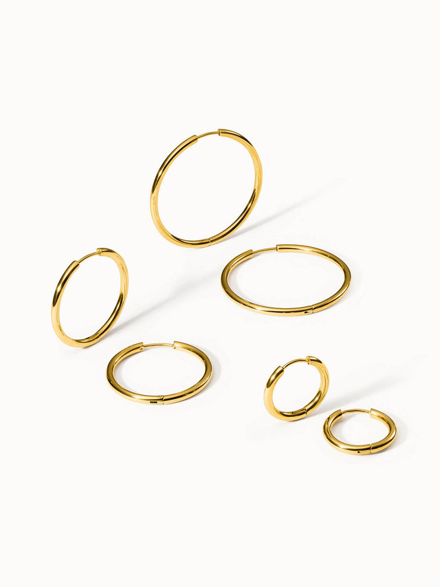 Goldene Creolen in verschiedenen Größen, PURELEI, elegant und modern.